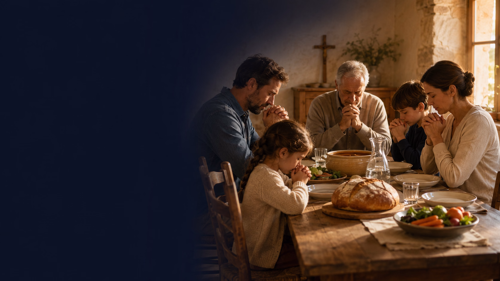 Une famille récitant le bénédicité avant le repas